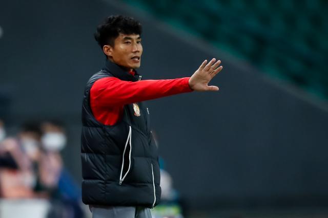 华体会体育-郑智不满裁判判罚染黄 收获执教生涯首个积分